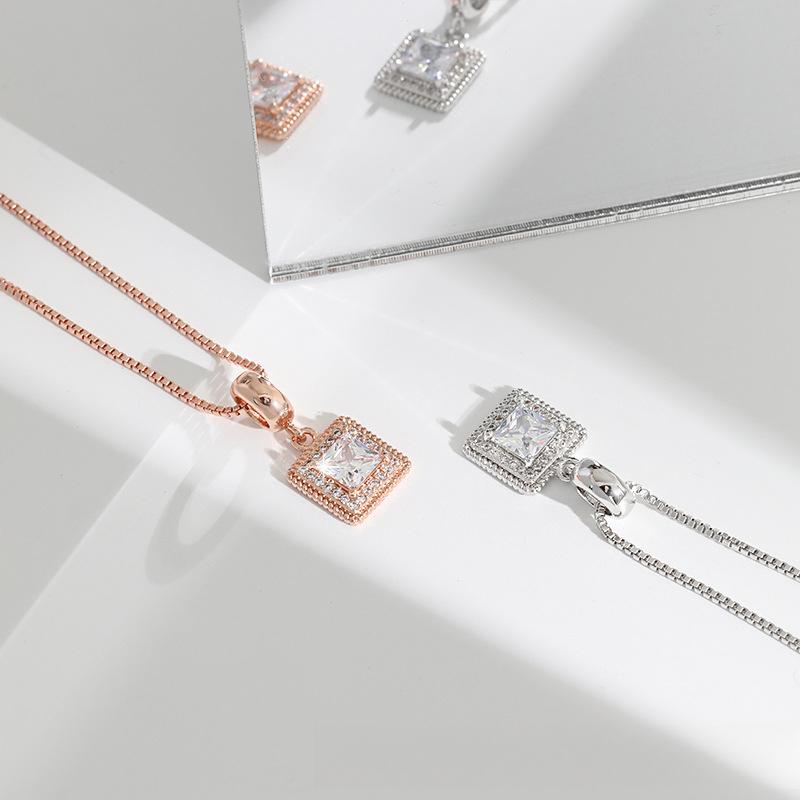 Zircon square pendant necklace, original design, fashionable, simple and high-end color treasure sugar square bag necklace.
