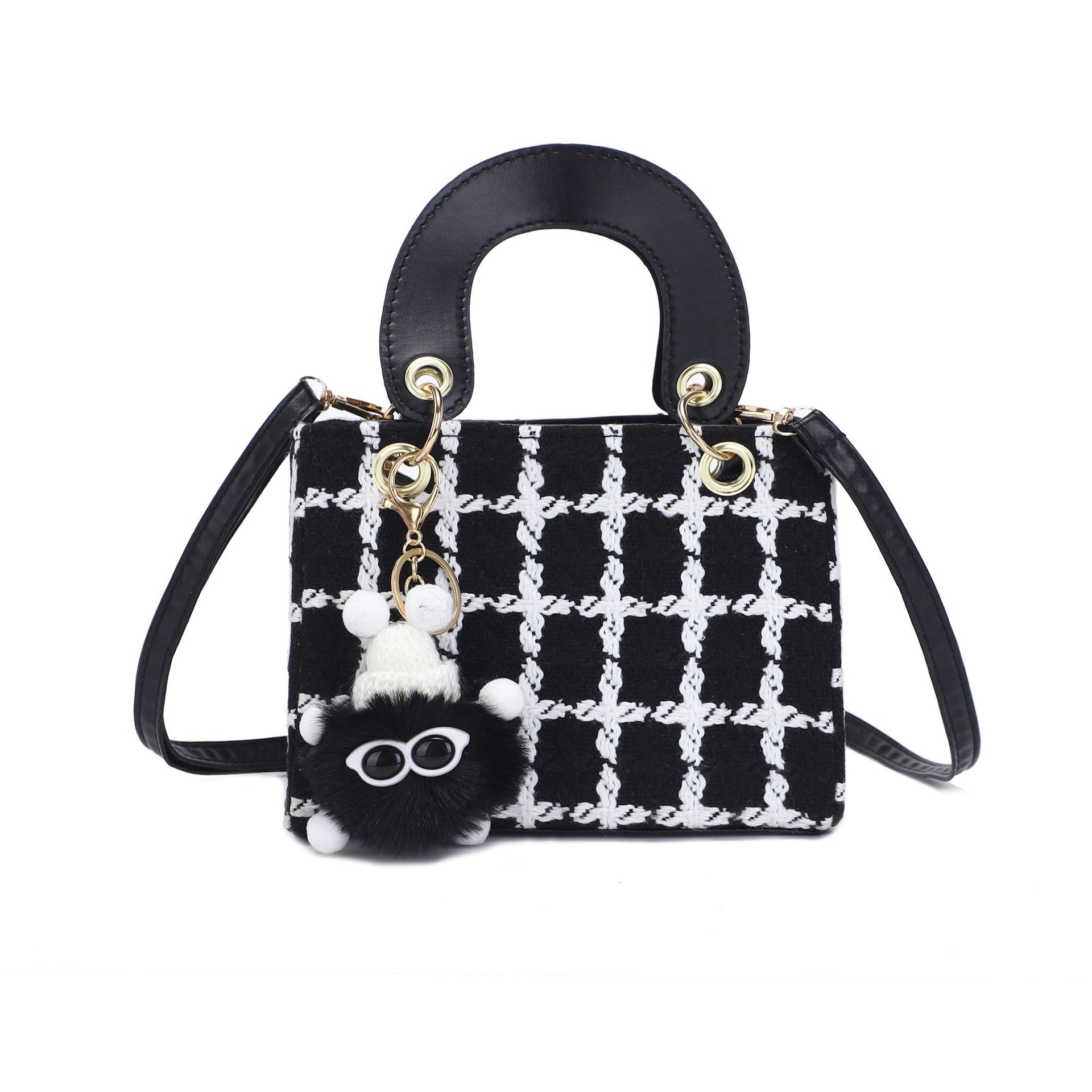 

Niche design bag new fashion bag women s bag spring Internet celebrity messenger bag portable Princess Diana bag without pendant чёрный