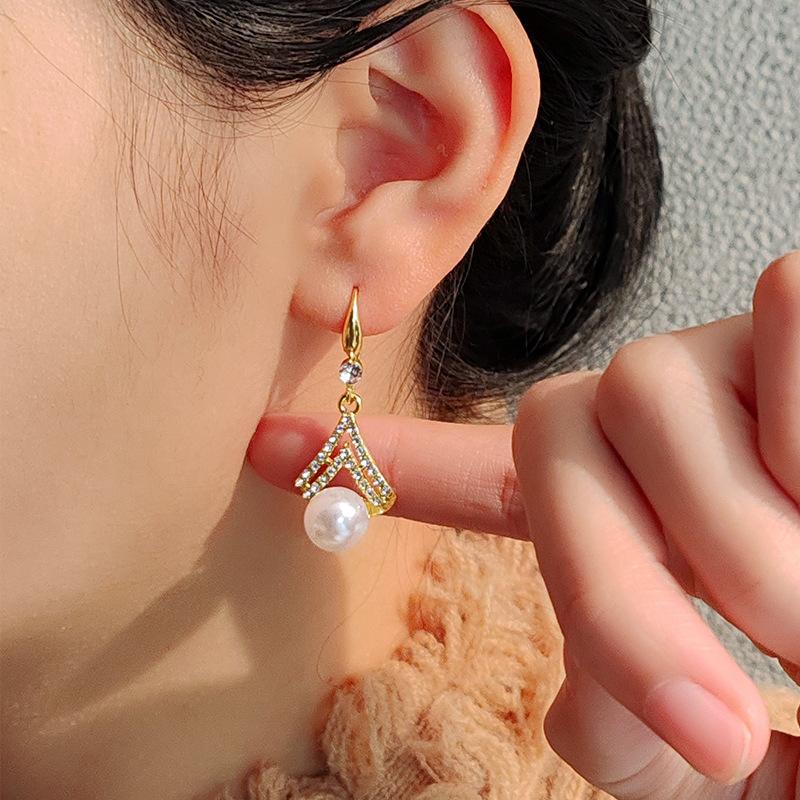 Stylish, Simple, Niche, High-End Pearl Earrings, Champagne Pearl Earrings.