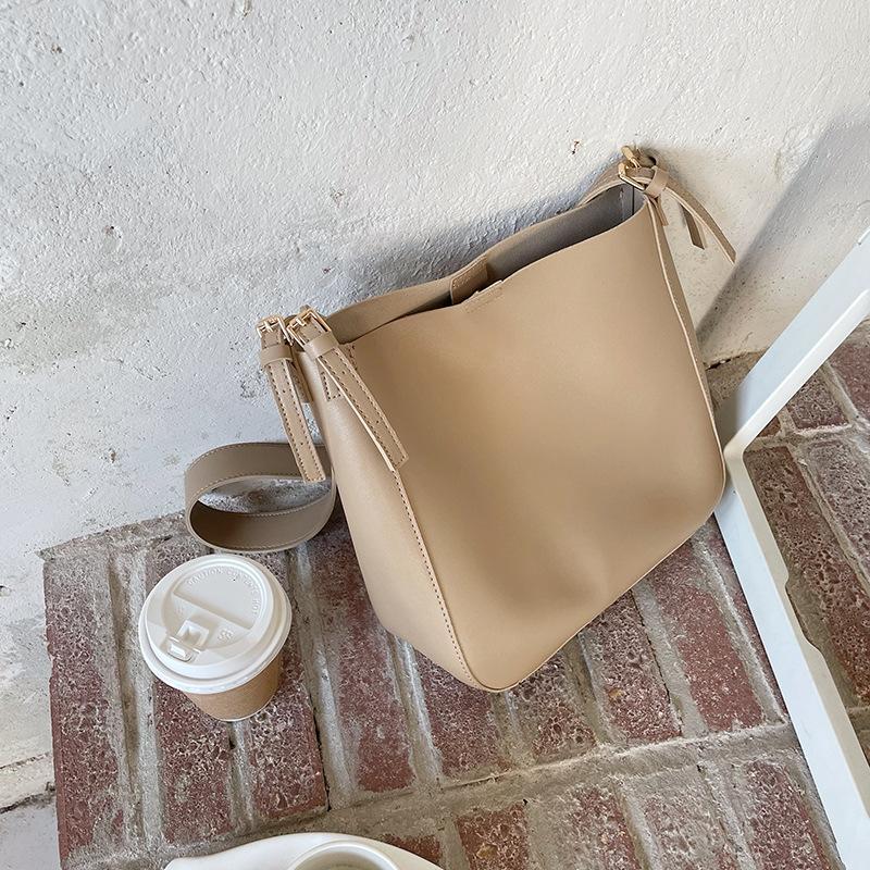 Retro Large Capacity Bag for Women New Trendy and Fashionable Bucket Bag French Niche Underarm Bag Versatile Crossbody Bag