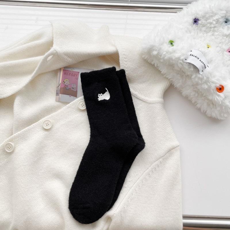 Cozy Women's Mid-Calf Socks - Velvet Lined, Warm, Cartoon Kitten Design for Autumn/Winter