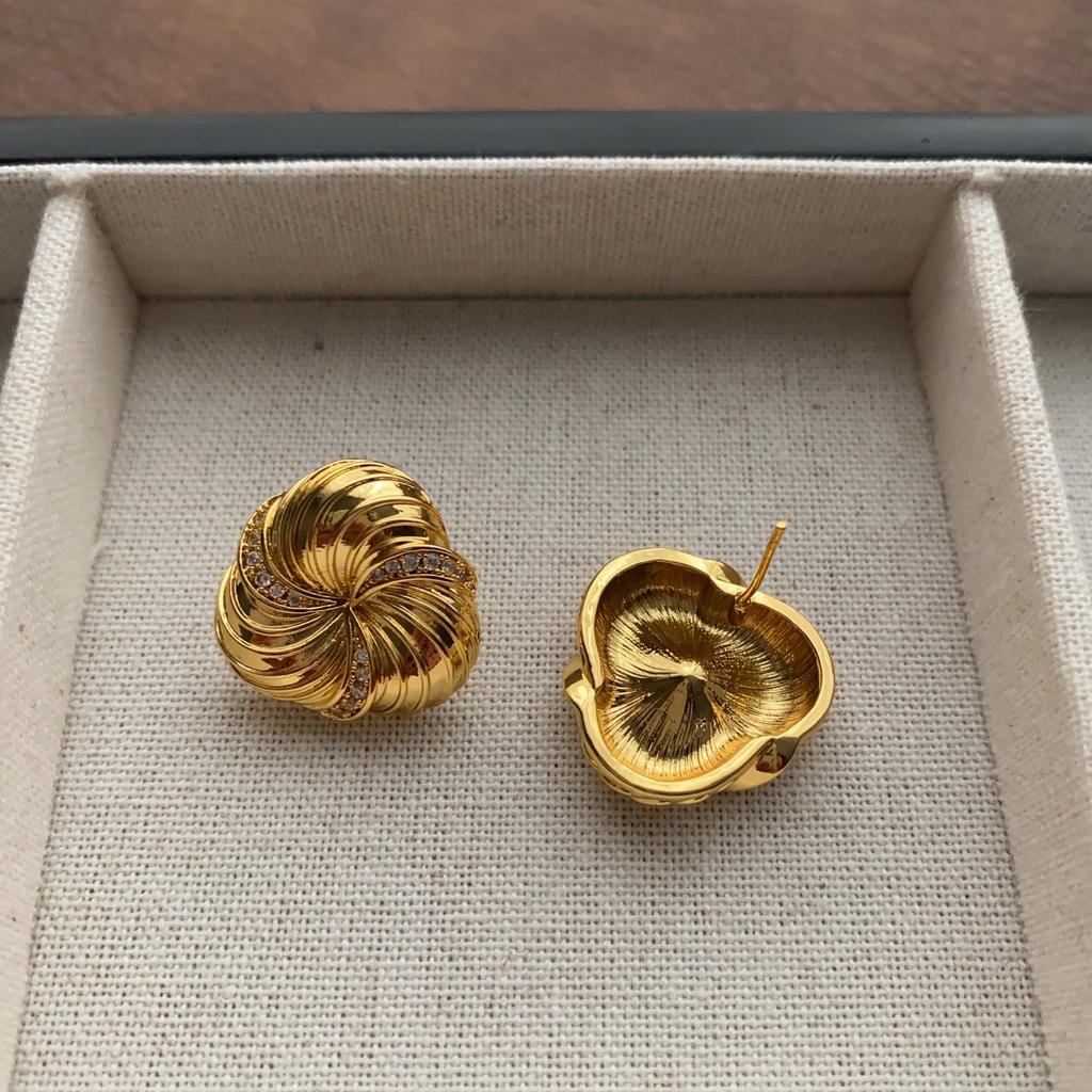 Exquisite three-dimensional metal twist spiral stud earrings with diamonds, retro temperament earrings