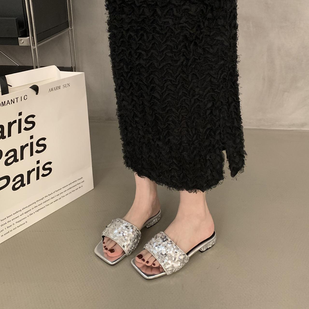 

Плоские темпераментные тапочки с пайетками женская одежда 2024 новые летние мягкие подошвы высококачественные серебряные сандалии 40 серебряный