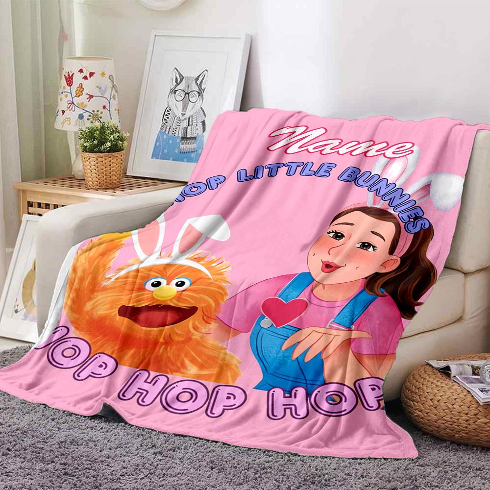 שם מותאם אישית גברת. שמיכה מודפסת בנושא רייצ'ל - מושלמת לספה, למיטה, לנסיעות ולשימוש בחוץ | ניתנת לכביסה במכונה, נעימה ועמידה.