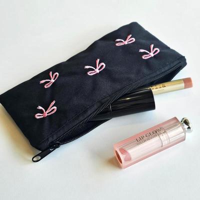 Schmale Tasche aus besticktem Bandgewebe