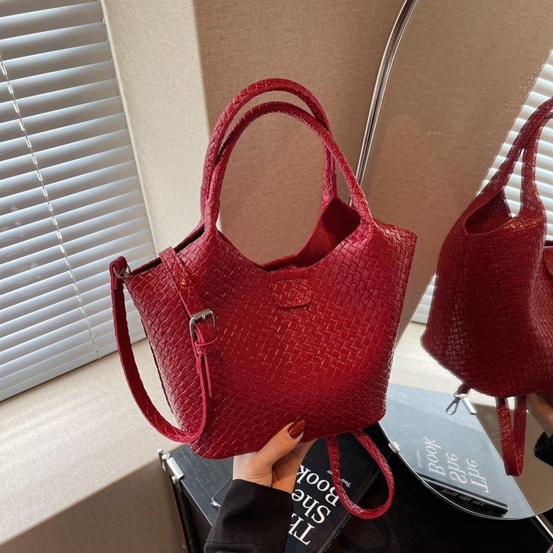 Spring and summer new woven pattern commuting casual simple large capacity retro underarm portable shoulder bag women