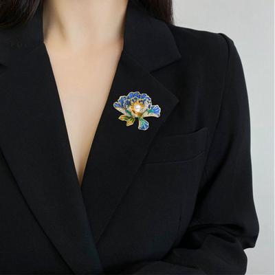 Spilla in Lega Perle Finte Intarsiate Fiore Tridimensionale Design Foglia d'Acero Spilla Accessori per Maglioni Cappotti Gioielli Regalo