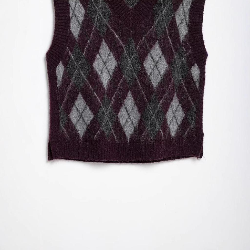 2024 Winter Women's Fashion: European & American Diamond Knit Vest 5755002