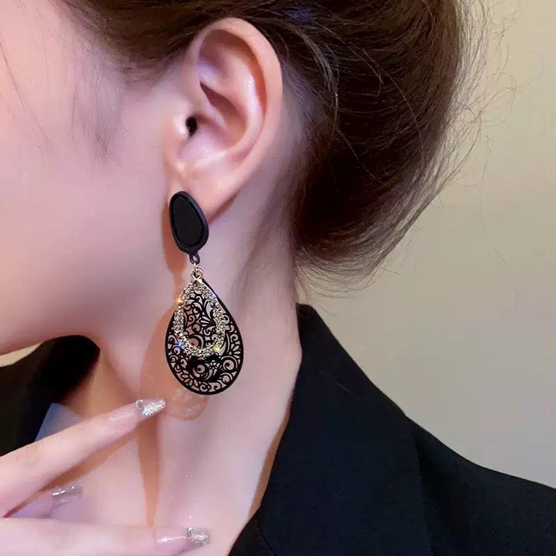 Schwarze Hohlblumenmuster Elegante Hängeohrringe - Stilvoller Nischen-Metall-Ohrschmuck