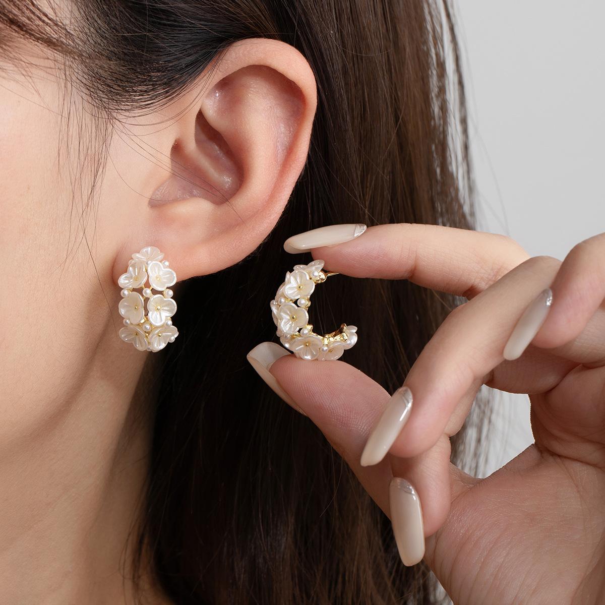 Французские серьги-гвоздики в стиле Сяосянфэн, Супер-сказочные ретро серьги с жемчугом в виде цветочного скопления, Сладкий темперамент, Легкая роскошь и высококлассные серьги.