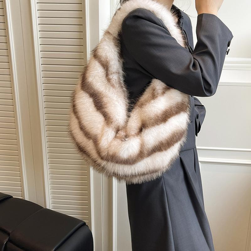 

Yogodlns Осень Зима Женская Плюшевая Сумка Через Плечо Роскошный Дизайн Полосатые Сумки из Искусственного Меха Американская Мода Ретро Мягкие Сумки Под Мышку 31x10x36cm белый/хаки