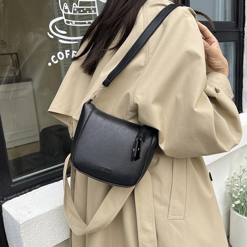 Retro senior sense simple new popular fashion versatile trend temperament shoulder messenger bag versatile semi-round bag