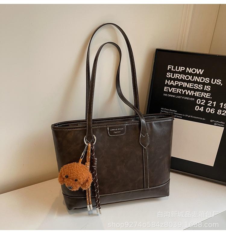 Large-capacity tote bag women's 2025 autumn and winter new fashionable simple casual shoulder bag commuting to work textured bag