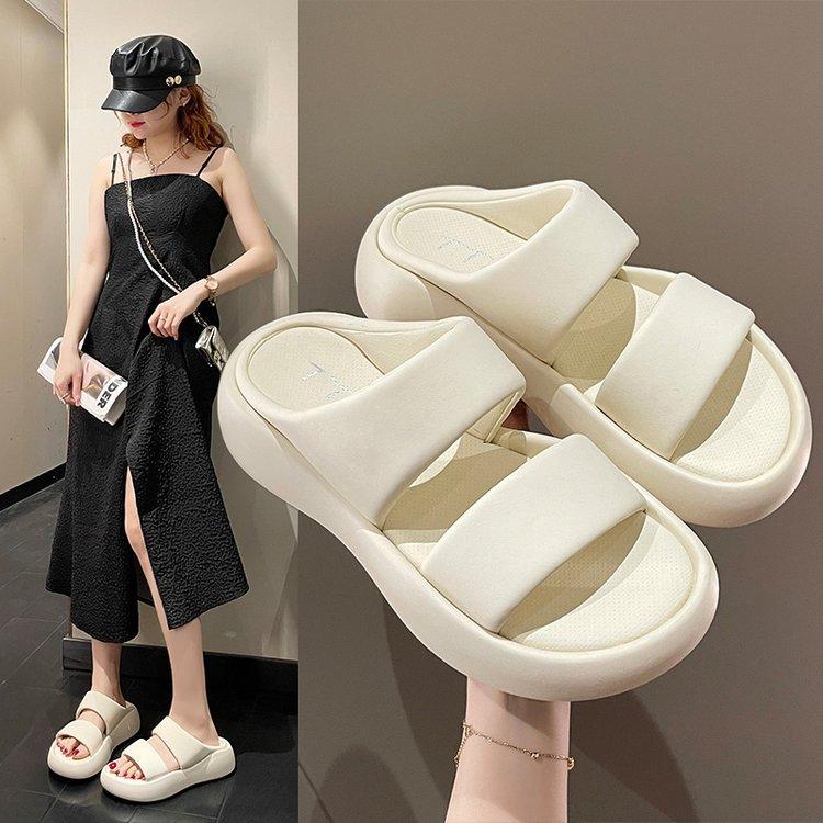 Cool slippers women's summer wear 2025 new thick-soled heightened stepping on shit beach sandals pregnant women bread one-word drag