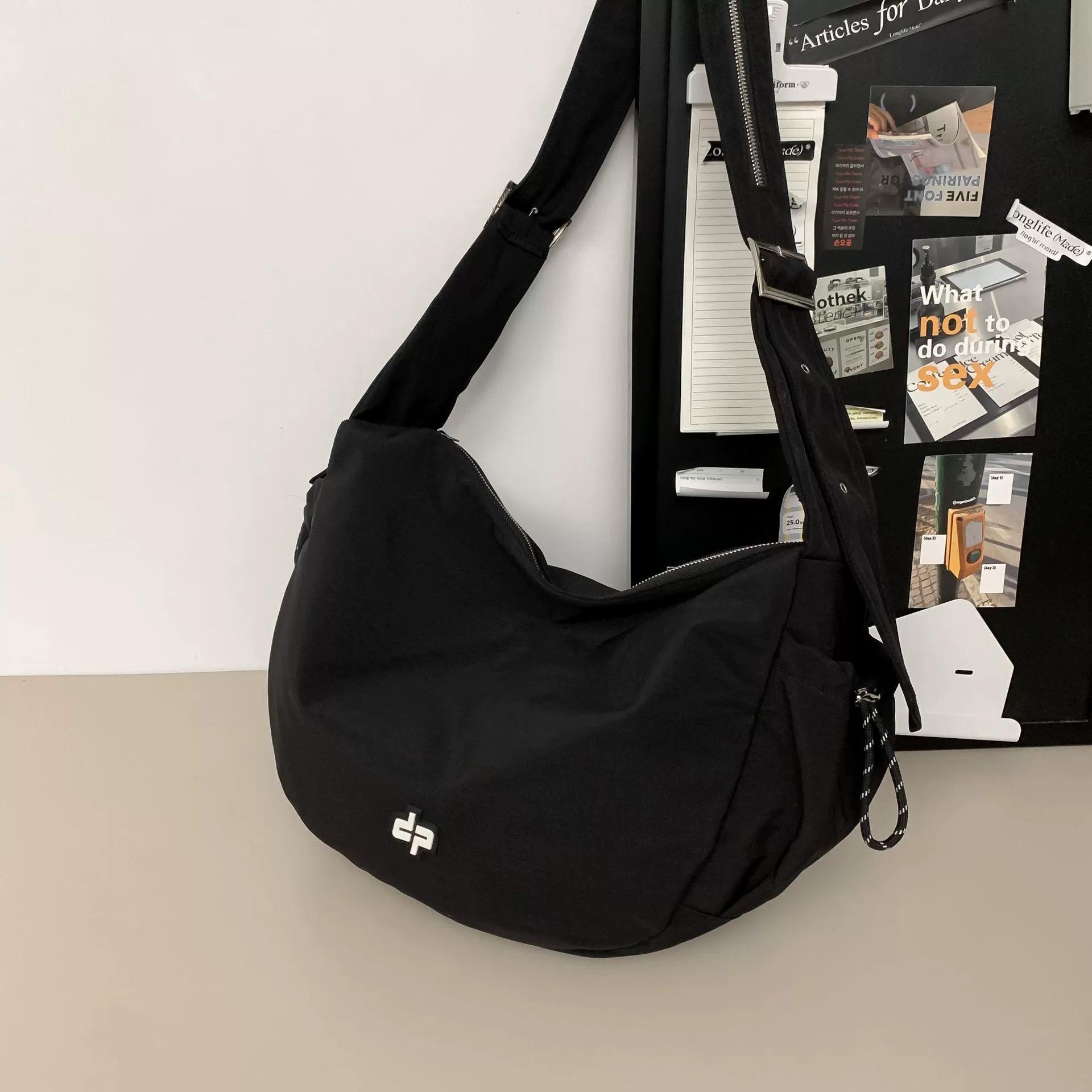 

Unisex Large Capacity Nylon Dumpling Crossbody Bag for Casual Sports & Fitness Small чорний