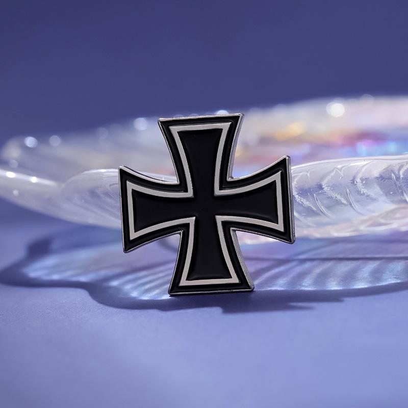 Trendy German Cross Lapel Brooch: Versatile Commemorative Pin with Baking Paint Finish