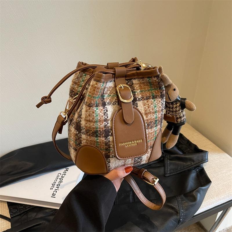 Premium sense niche retro woolen bucket small bag women's new trendy fashion large capacity portable shoulder bag