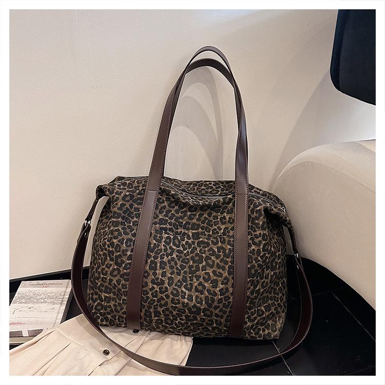 

Leopard print large-capacity bag commuting 2025 new European and American lazy wind trend tote bag travel storage messenger bag