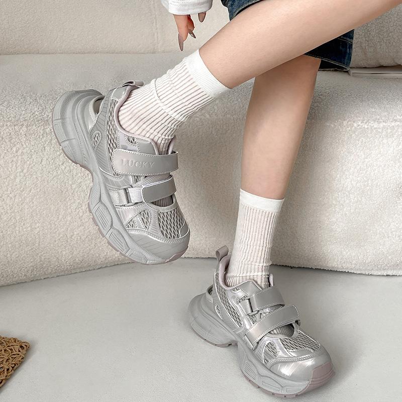 Retro weiße Taschenkopf-Plateausandalen für Damen-Sommerbekleidung 2025 neue Modelle mit Röcken zur Erhöhung der Höhe von weich besohlten Dad-Schuhen