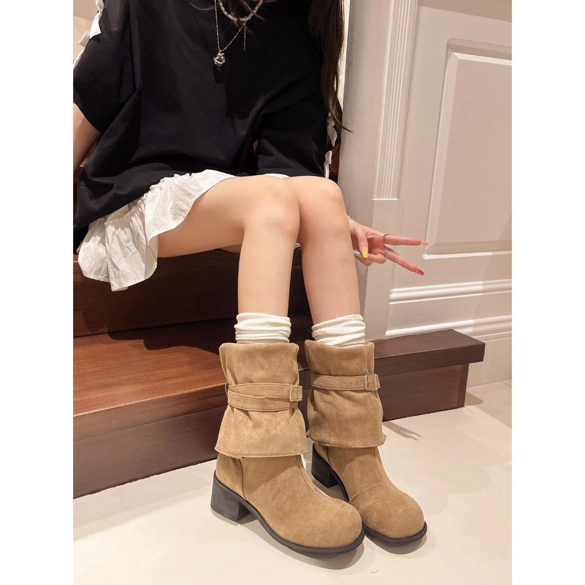 

Плиссированные сапоги женские из искусственной замши флока ботфорты зимние женские модные модные с пряжкой слипоны на квадратном каблуке рыцарские ботильоны 40