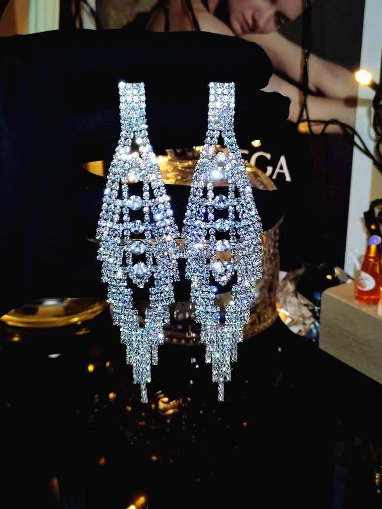 Luxuriöse Ohrringe mit langen Fransen und Strasssteinen