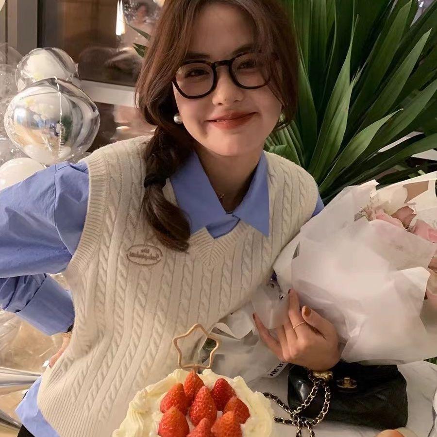 Women's College-Style Cable Knit V-Neck Embroidered Layering Vest