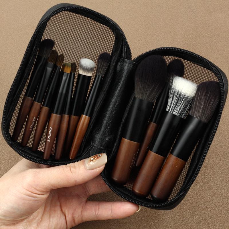 Kompaktní 8dílná cestovní sada štětců na make-up se štětinami ze zvířecích chlupů a krátkými rukojeťmi