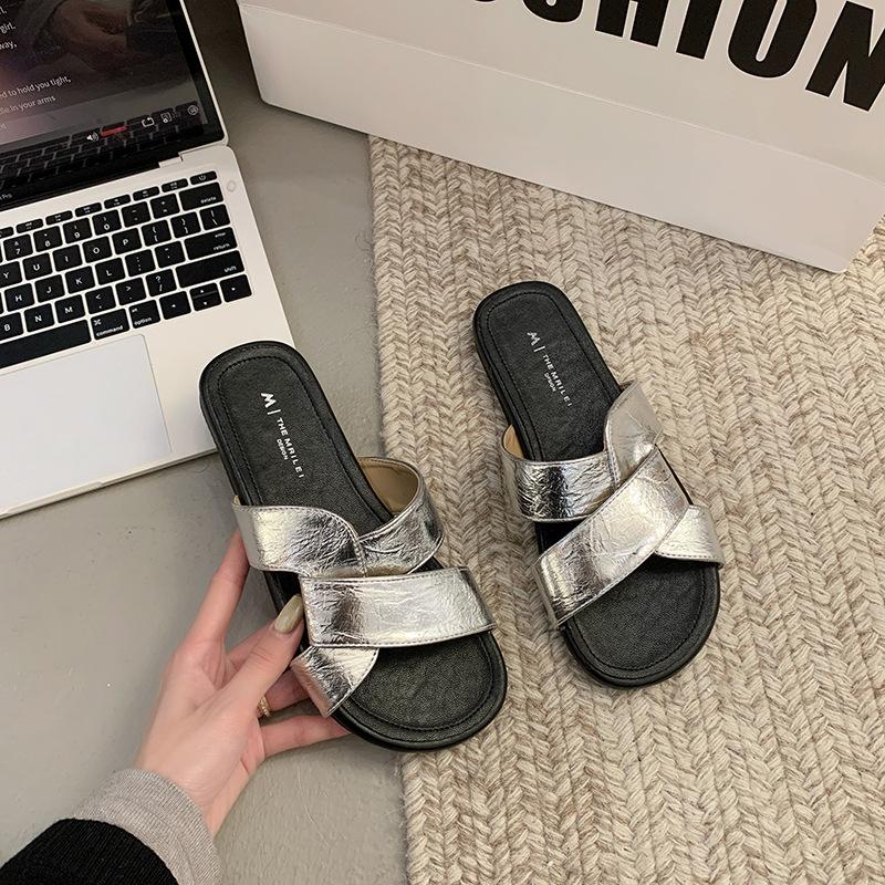 

Soft waxy Q bomb! Good texture niche kink cross slippers women soft soft outer wear summer beach cool slippers women 40 серебряный