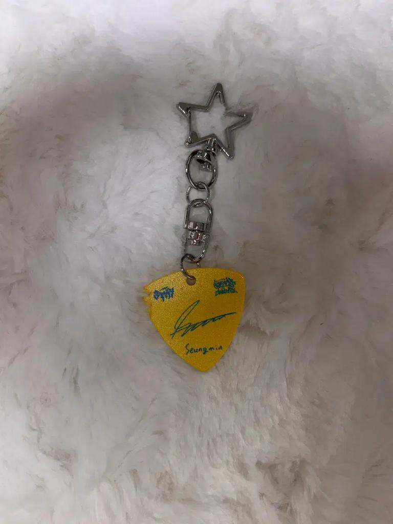 STRAY KIDS Skids Dominate Uncon Multicon Stazon Guitar Peak Keyring Seungmin