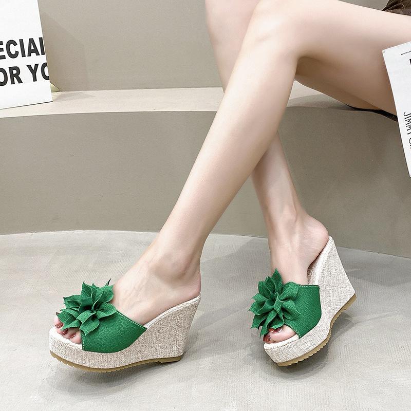 Modne damskie klapki na platformie 2025 Nowe letnie sandały na koturnie na plażę Modne kwiatowe damskie codzienne klapki na wysokim obcasie Rozmiar 35-42