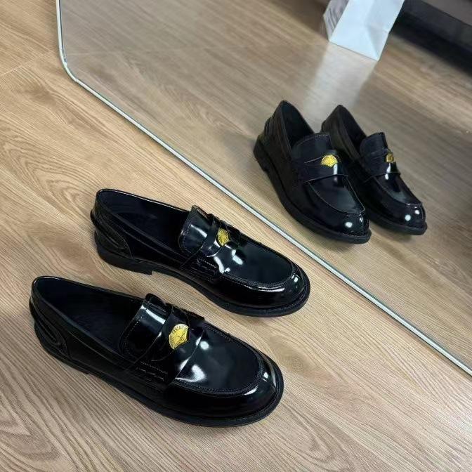 

Плиссированная версия из лошадиной кожи~ Туфли-лоферы в стиле ретро с маленькой золотой монетой, в ленивом британском стиле, женские маленькие кожаные туфли 34