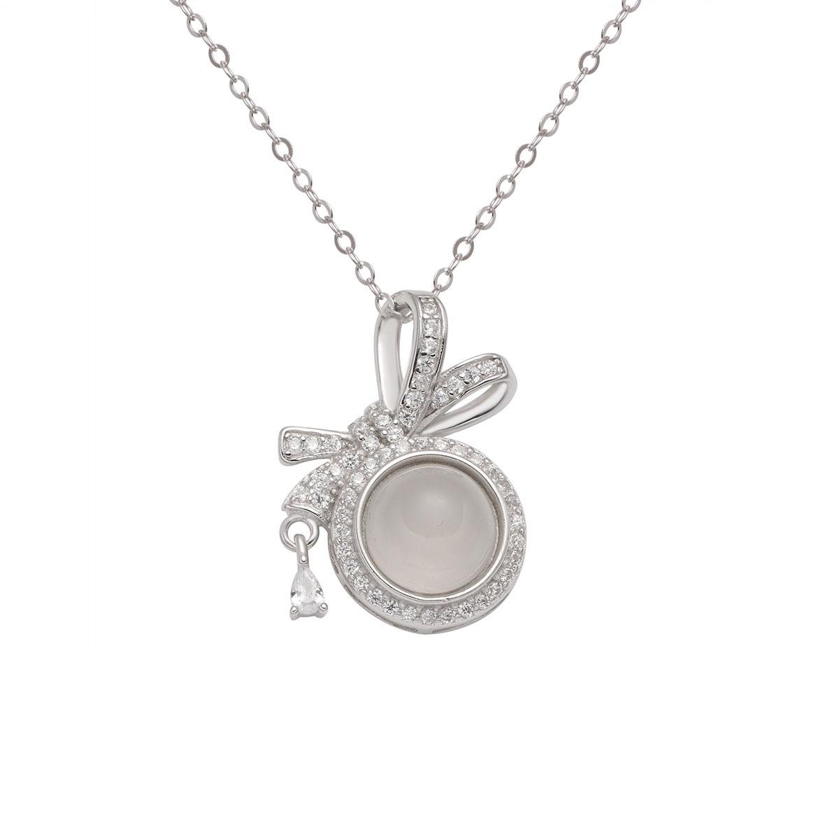 

Поставка Модный S925 Серебряный Натуральный Лед Прозрачный Белый Халцедон Ожерелье-Бант Яйцо Лицо Подвесной Светильник Роскошная Ключичная Цепочка 925 Silver