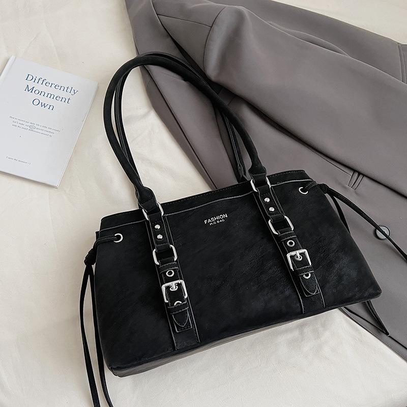 

Niche underarm bag women s winter new trendy fashion portable commuter bag large capacity shoulder bag чорний