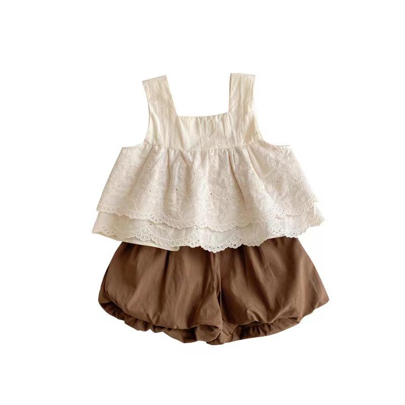 Stilvolles zweiteiliges Mädchen-Camisole- und Bloomers-Set mit Stickerei.