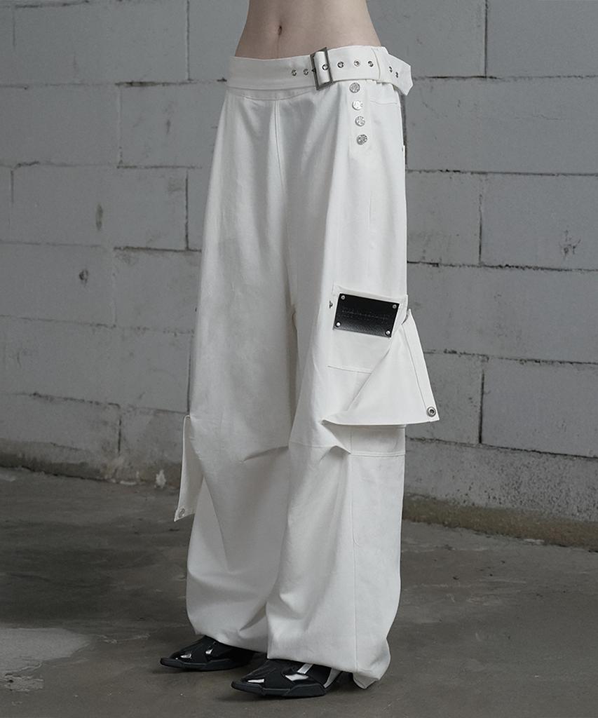 ETRE AU SOMMET Belted Two-Pocket Cutline Oversized Pants (White)
