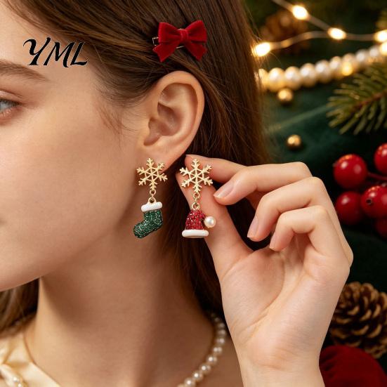 Christmas Party Outfit Accessories 1 Pair Earrings, Sparkling Snowflake Red Santa Hat Green Elegant Holiday Dangle Earrings Stocking Asymmetric