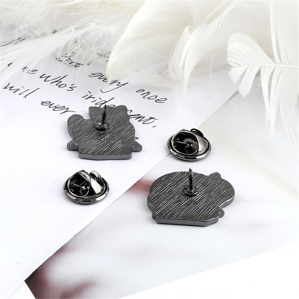 2 Teile/satz Paar Freund Katzen Brosche Set Nette Schwarz Und Weiß Kätzchen Emaille Pins Cartoon Katze Klaue Fishbone Abzeichen Tasche revers