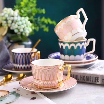 Geometrische gestreifte Porzellan-Kaffeetasse mit Untertasse Luxus Vergoldet 200ml Becher Zuhause Exquisite Dessert-Teetasse Heimdekoration