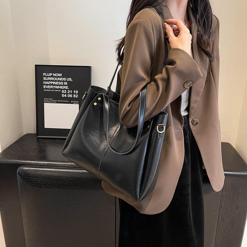 Large capacity tote bag women's autumn and winter fashion retro shoulder bag broadband messenger bag college student class commuter bag