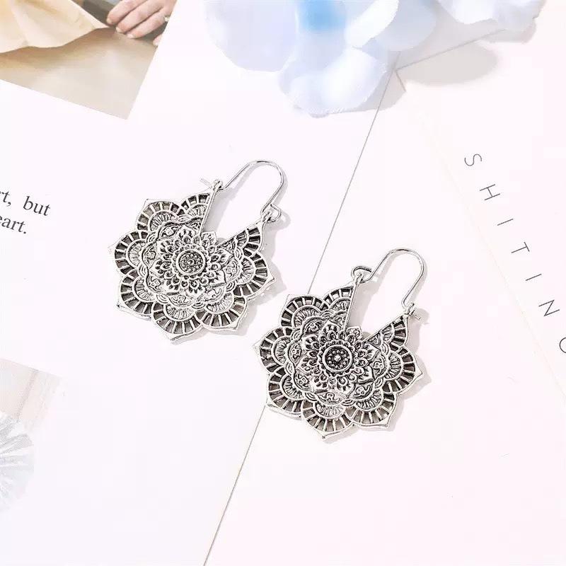 

Vintage Golden Silver Color Mandala Grave Flower Drop Dangle Earring for Women Tribal Boho Geometry Pendant Earrings срібний