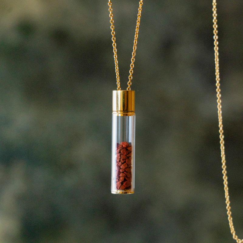 

Niche Design Test Tube Red Particle Pendant Necklace Gold Thin Chain Light Luxury Personalized Commemorative Accessories Single Item