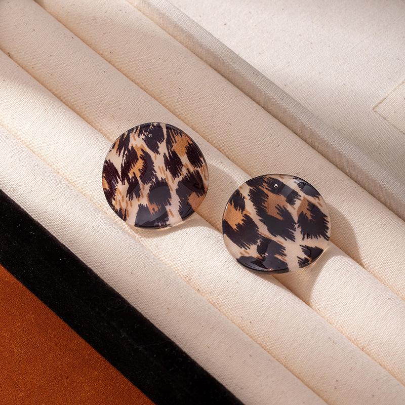 Orecchini Irregolari con Stampa Leopardo Design di Nicchia da Donna Senso Estetico Temperamento di Alta Gamma Stile Retrò Hong Kong Orecchini a Bottone Orecchini d'Atmosfera