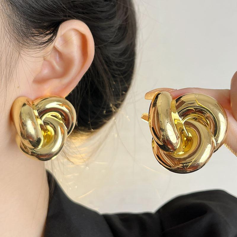 

European And American Retro Exaggerated Twisted Metal Earrings Summer Light Luxury Temperament Suitable For Women s Accessories золотой