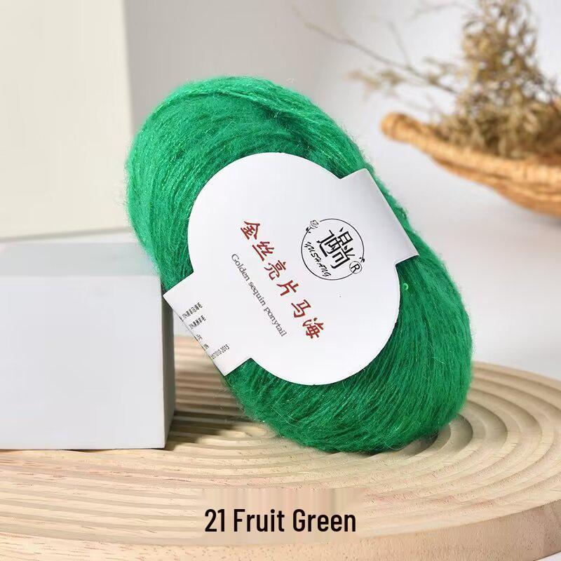 Goldfarbiges Pailletten-Mohair-Garn zum Selbermachen: Perfekt für das Handstricken von Schals, Stolen und Pullovern. Feine Flauschtextur.