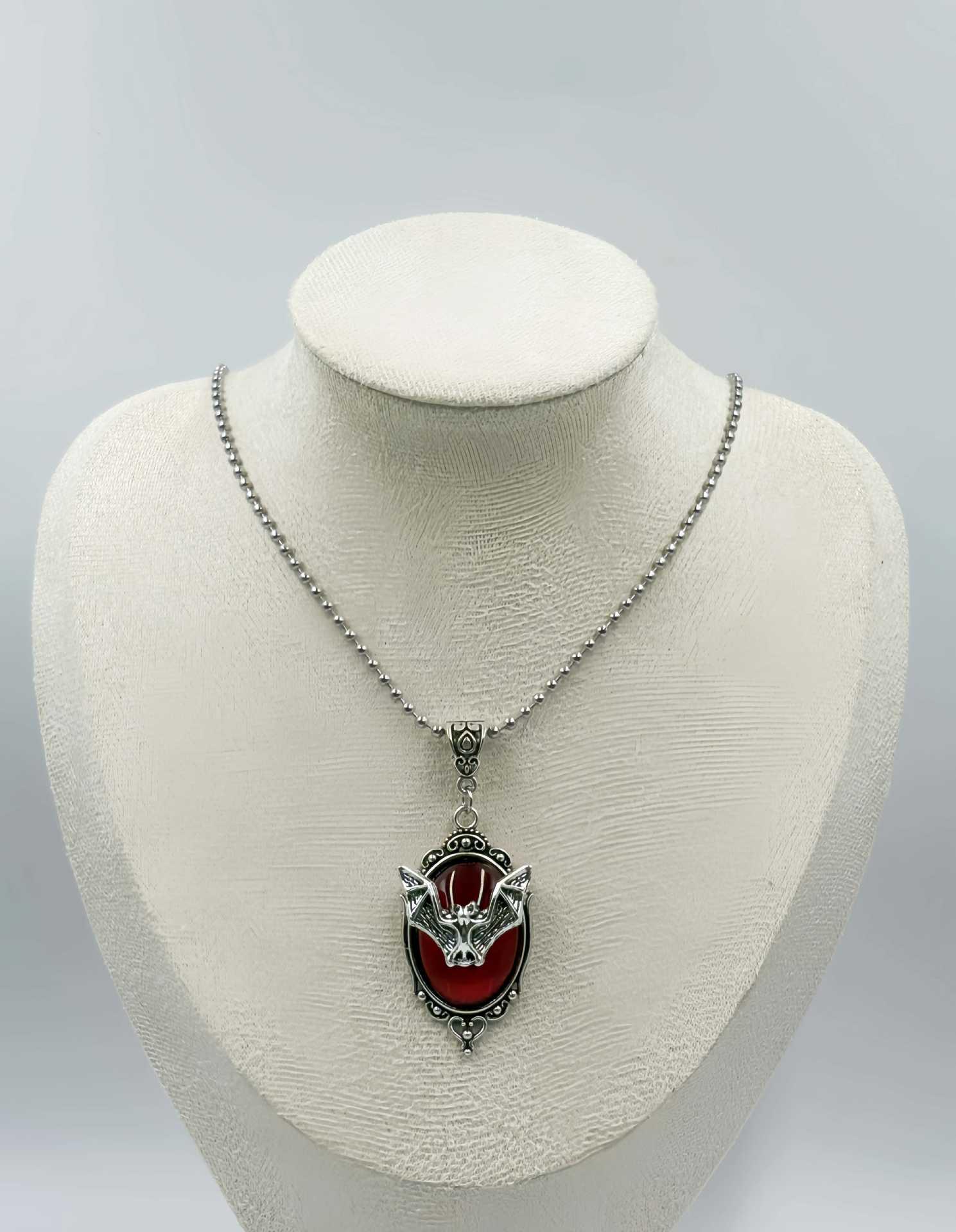 

Темно-готична підвіска-камінь часу у формі кажана на ланцюжку - Унісекс прикраса на Хелловін