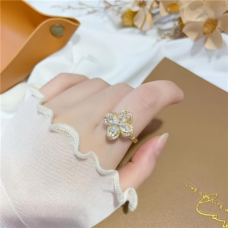A Japanese and Korean style four-leaf flower ring with zirconia that can be rotated-Fashionable, light-luxury, minimalist geometric rings are