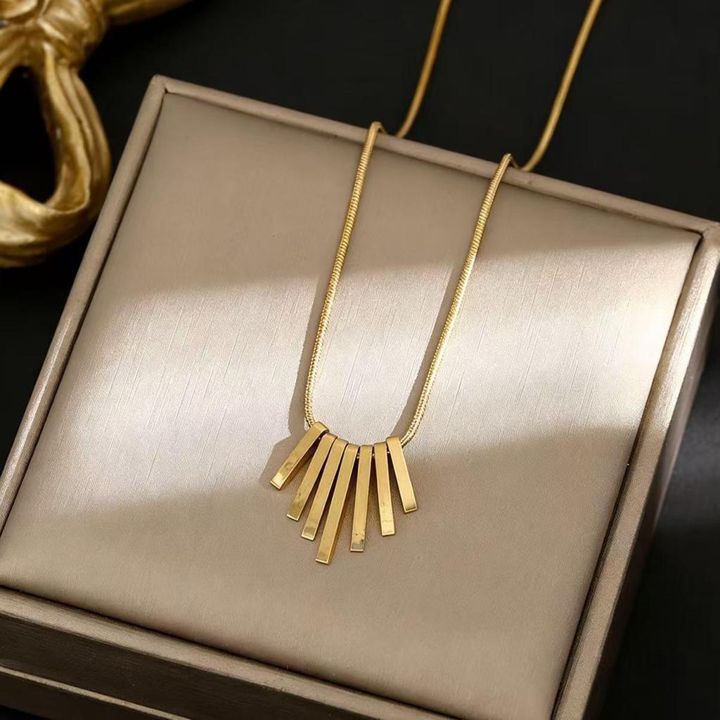 18K galvanisierte Halskette aus Voll-Titanstahl, Damen High-End Schlüsselbeinkette - Anlaufschmuck