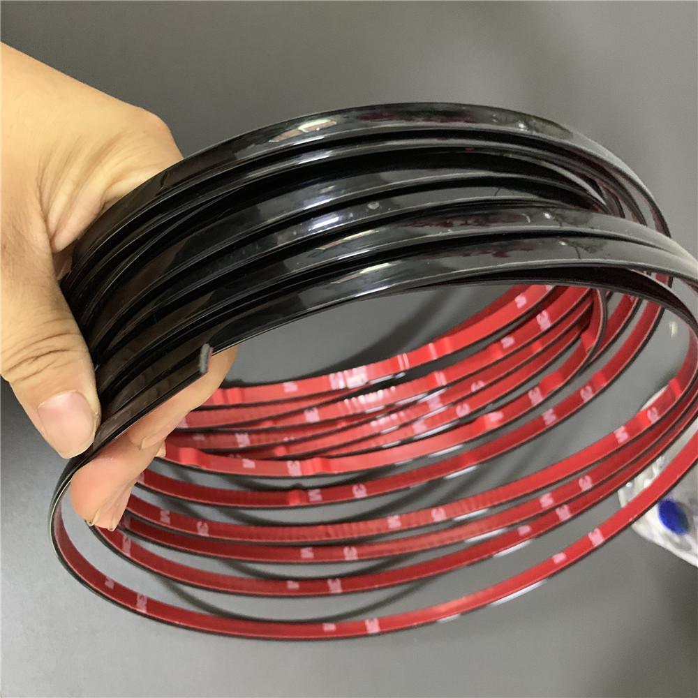 Fönsterlist i krom: Dekorativ Spegelremsa med Svart Kant för Bilfönsterramar.