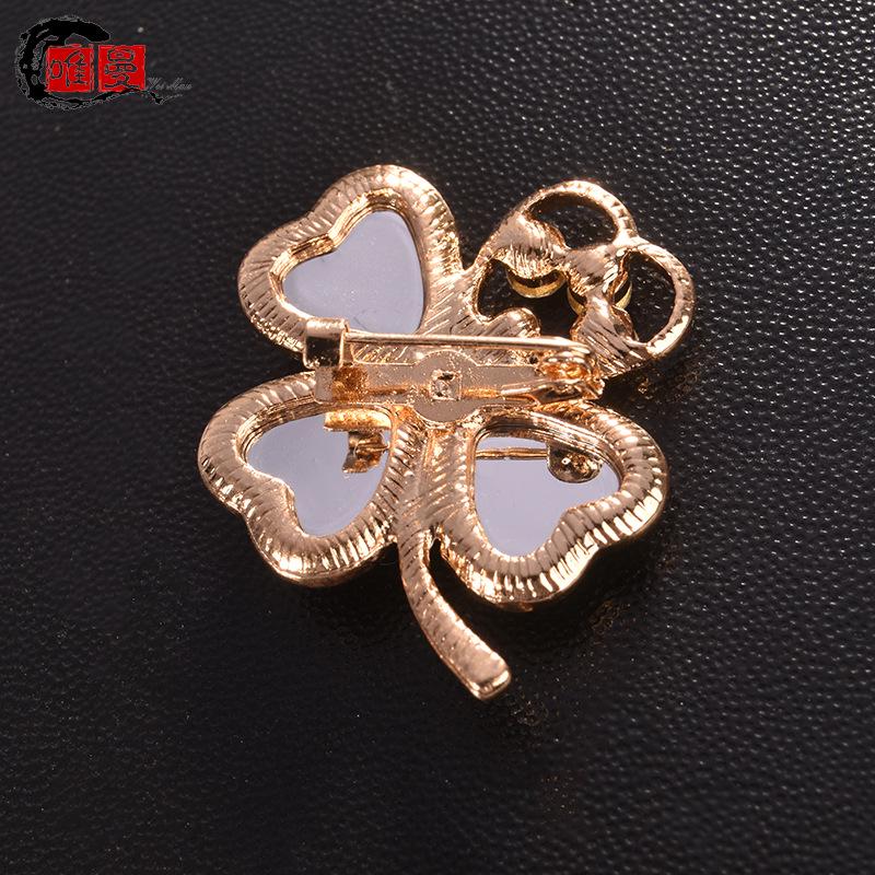 Korean Style Four-Leaf Clover Brooch for Women's Autumn/Winter Knitwear or Cheongsam