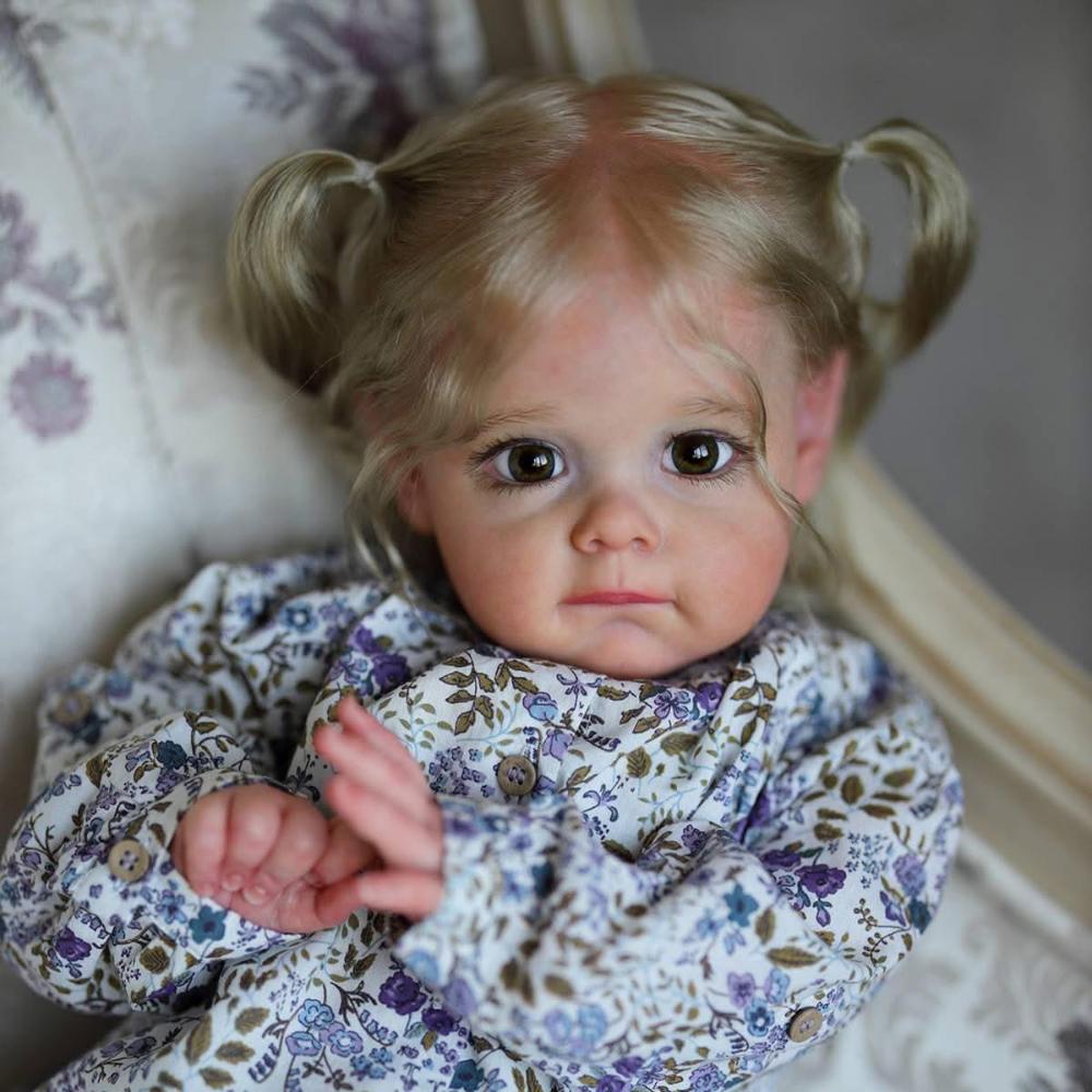 24-calowe miękkie materiałowe lalki odrodzone Maggi Wear niebieski kwiatowy kombinezon ręcznie malowana 3D symulacja lalka wyglądająca realistycznie odrodzona lalka dla małych dzieci Cosplay dziewczyna